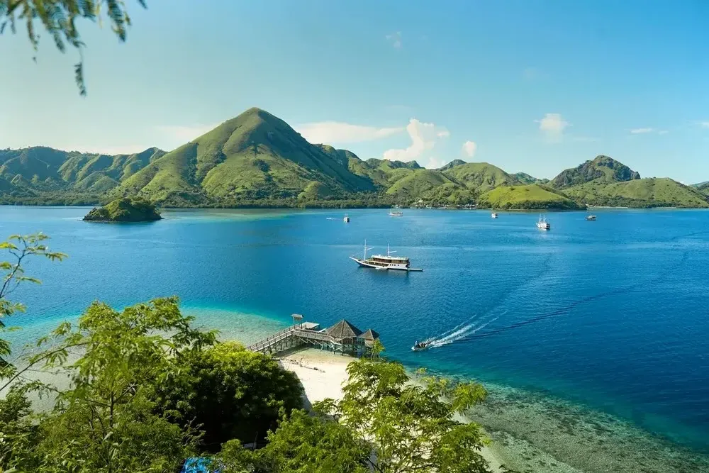 Kelor Island Experience - Luxury Phinisi Komodo Charter 2026